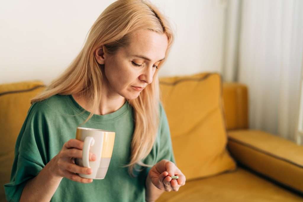 Ilustración de la conexión entre la salud bucal, la inflamación sistémica y el dolor musculoesquelético o las migrañas.