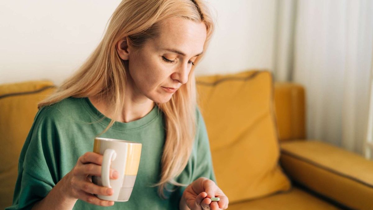 Ilustración de la conexión entre la salud bucal, la inflamación sistémica y el dolor musculoesquelético o las migrañas.