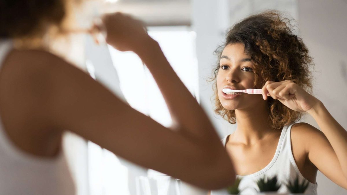 Es recomendable esperar al menos 30 minutos después de comer antes de cepillarse los dientes.